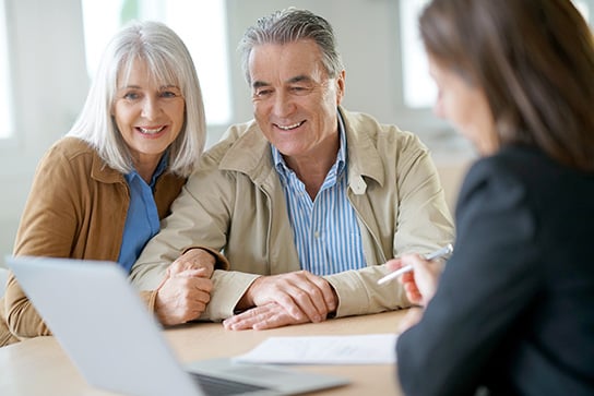 Couple with advisor in front of computer - 544